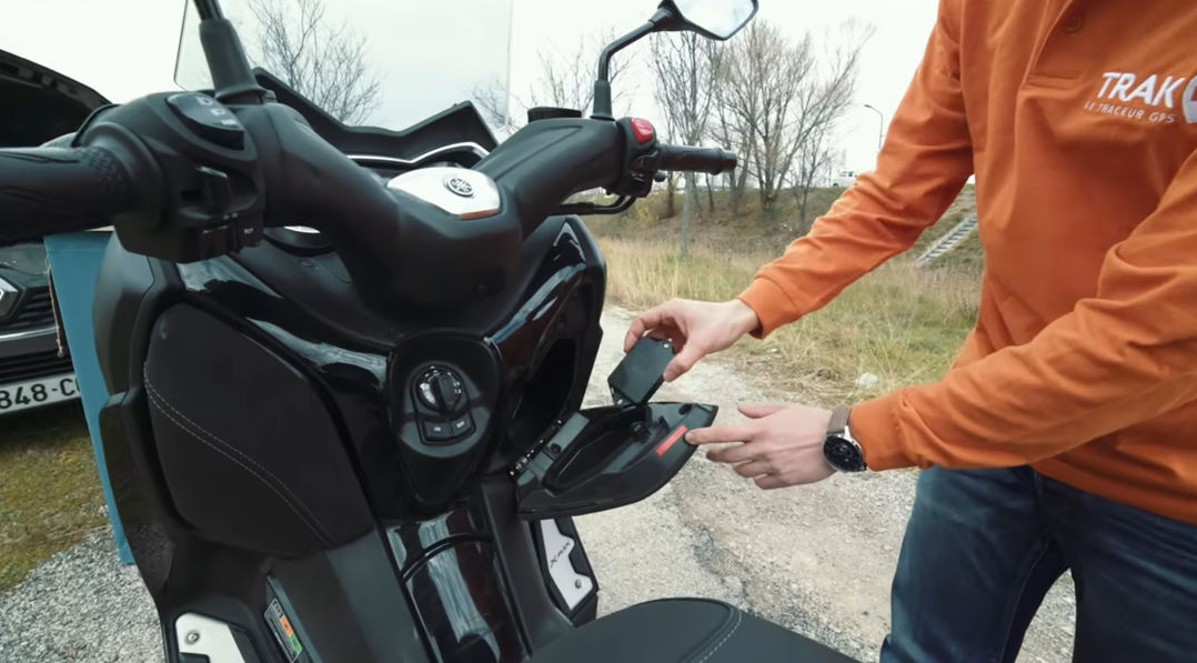 Installation et utilisation d’un traceur GPS TRAKmy sur une moto