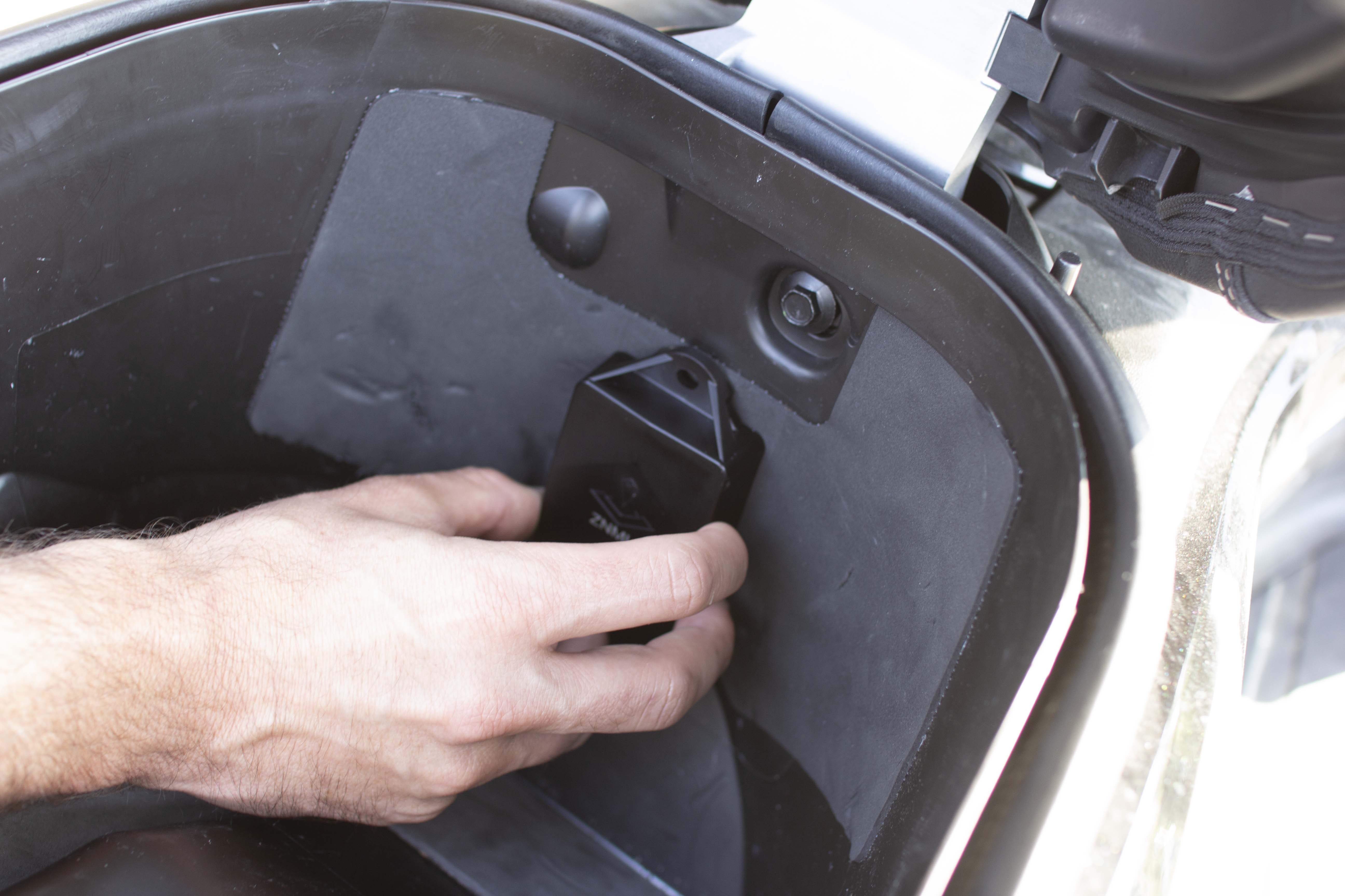 Installation discrète d'un traceur GPS antivol sur moto TRAKmy